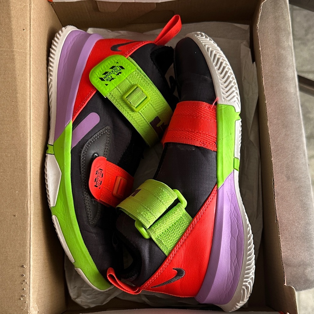Lebron Soldier XIII (GS) Thunder Grey 7Y Kids Black, Red, and Green Sneakers